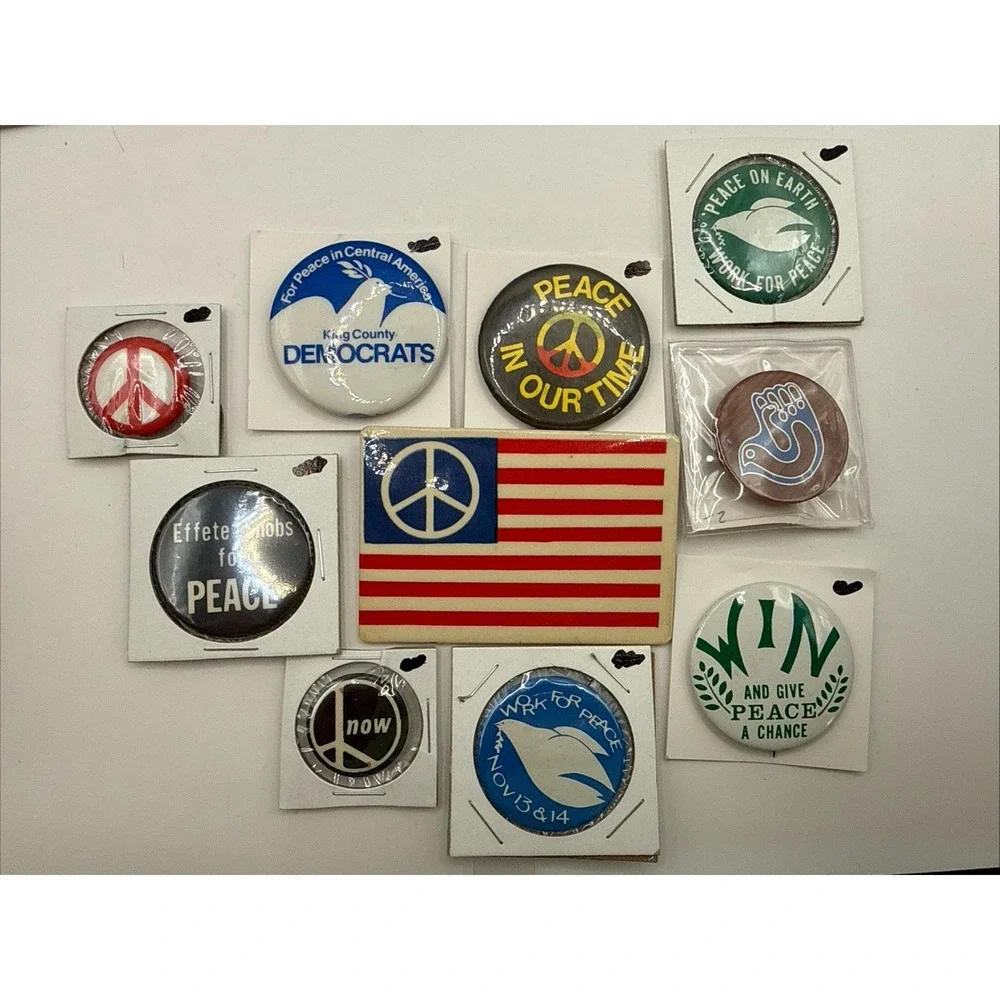 Lot of Vintage Political Pins 1950-1970 Anti Vietnam. Pro Peace. America. Democr